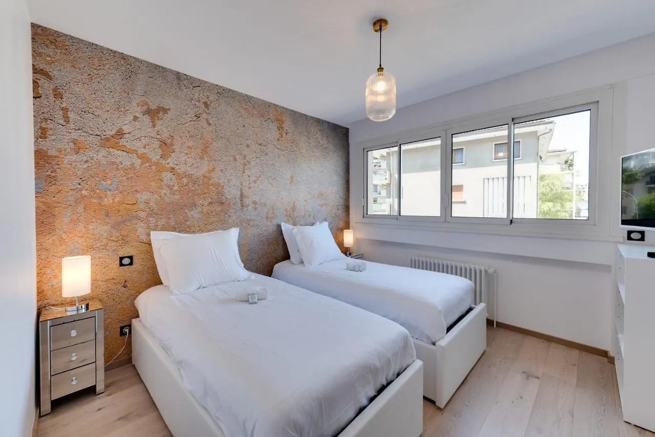 Swan Lake - Design Apartment Facing Lake Annecy 0*,  Frankrijk