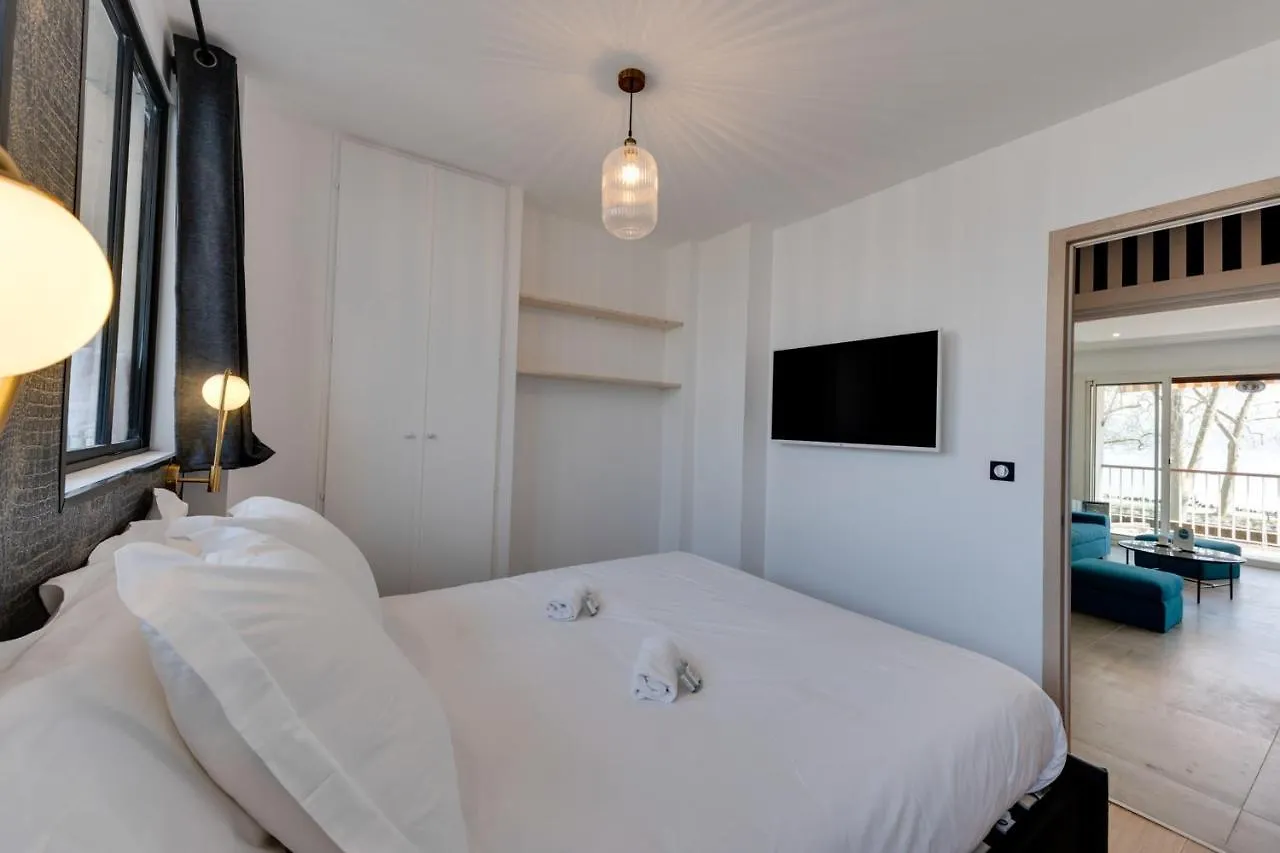 Swan Lake - Appartement design face au Lac d'Annecy 0*, Annecy